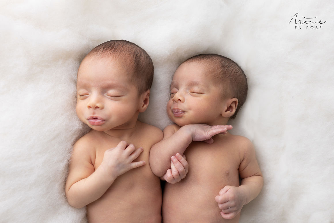 photo de nouveau né jumeaux