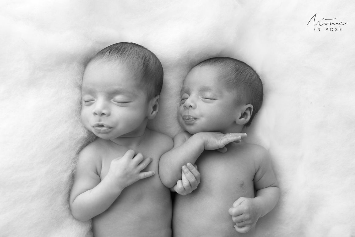 photo de nouveau né jumeaux