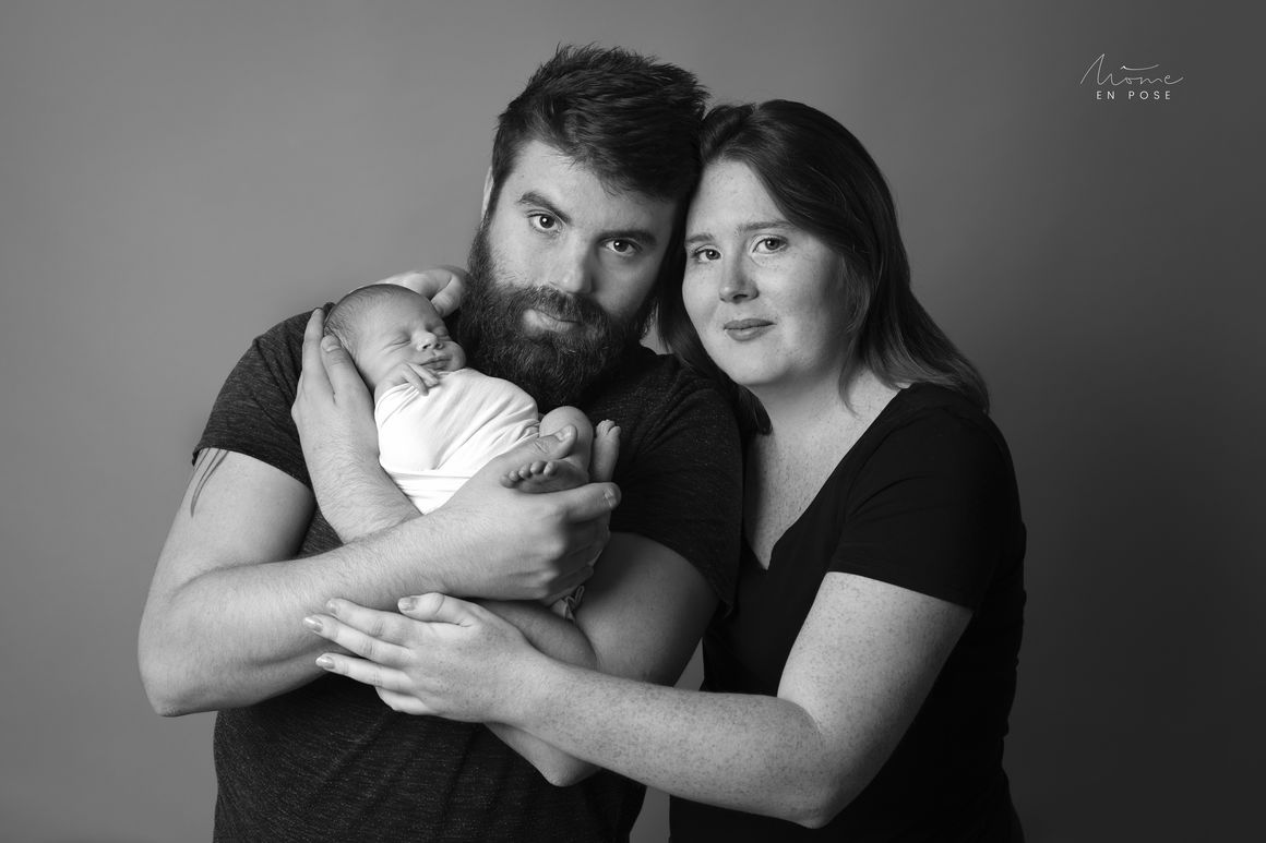 photo de nouveau né avec papa et maman