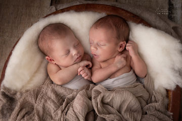 photo de nouveau né jumeaux