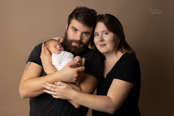 photo de nouveau né avec papa et maman