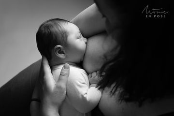 photo de nouveau né allaitement